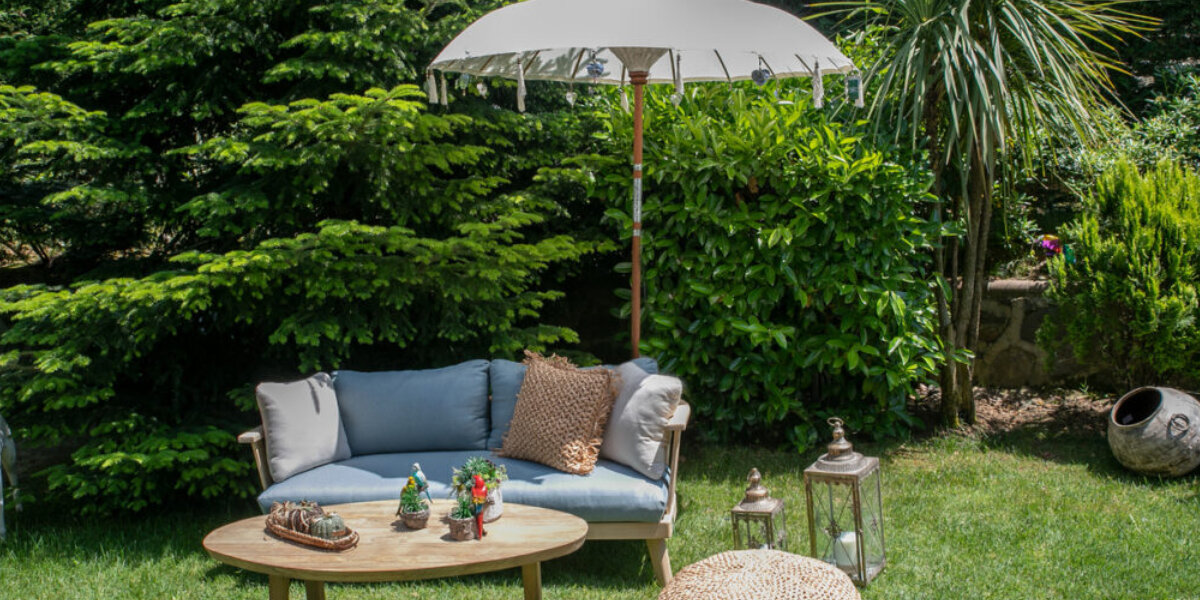 Goed verlicht: Gezellige zithoek in de tuin
