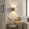 Moderne Wandlamp Badajoz, vierkante zandkleurige behuizing met Up & Down-licht