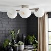 Moderne plafondlamp Koyoto met vier witte glazen bollen aan zandkleurige metalen stang