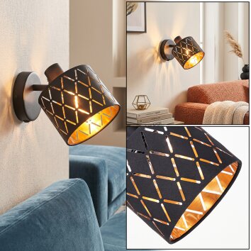 Verstelbare Wandlamp Alsen met geometrische kap, goudkleurige binnenzijde en wandlichteffect