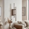 LED-wandlamp Kiron met verticale lichtbalk in zandkleur, 3000 Kelvin warmwit