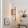 LED-wandlamp Kiron met verticale lichtbalk in zandkleur, 3000 Kelvin warmwit