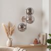 Moderne wandlamp Gastor met verticale lichtbalk en drie ronde rookglazen bollen