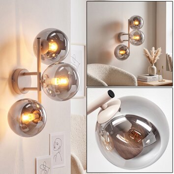 Moderne wandlamp Gastor met verticale lichtbalk en drie ronde rookglazen bollen