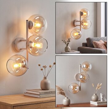 Moderne wandlamp Koyoto met drie ronde bollen in amber en helder, in clusteropstelling