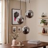 Sandkleurige clusterhanglamp Gastor met 3 rookkleurige glazen bollen voor de eettafel