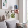 Moderne wandlamp Gastor met drie gekleurde glazen bollen in blauw, groen en koper
