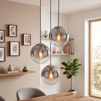 Cluster-hanglamp Gastor met drie rook- en heldere glazen bollen, boven de eettafel