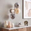 Moderne wandlamp Gastor met drie glazen bollen in rook, amber en helder glas