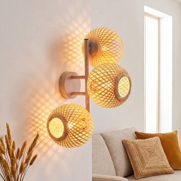 Boho wandlamp Basto met drie ronde gevlochten bamboekappen in natuurlijke kleuren