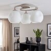 Moderne ronde plafondlamp Ripoll met drie witte glazen bolkappen en zandkleurige ring