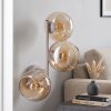 Moderne wandlamp Koyoto met drie ronde amberkleurige glazen bollen in clusteropstelling
