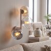 Moderne wandlamp Koyoto met drie ronde glazen bollen en zichtbare E14-fittingen