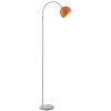 Brilliant moderne booglamp Helen met halfronde metalen kap in oranje naast de bank