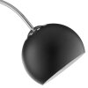 Brilliant Leuchten Booglamp Helen naast de bank met moderne halfronde zwarte metalen kap